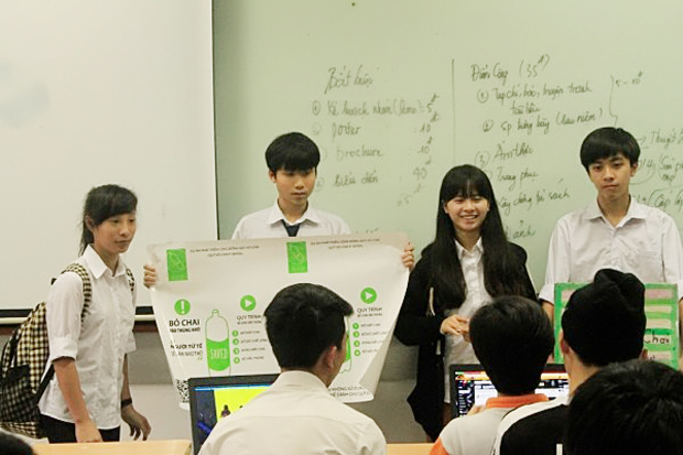 Yến Nhung (áo đen) cùng nhóm kêu gọi ủng hộ Quỹ Vỏ Chai từ các lớp.