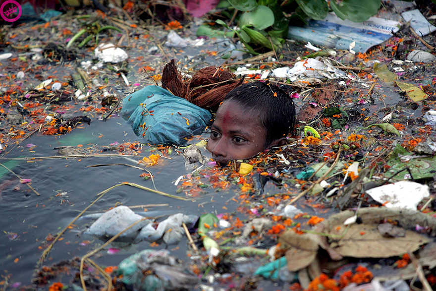 <p class="Normal"> Cậu bé bơi trong nước ô nhiễm ở Ấn Độ. </p>
