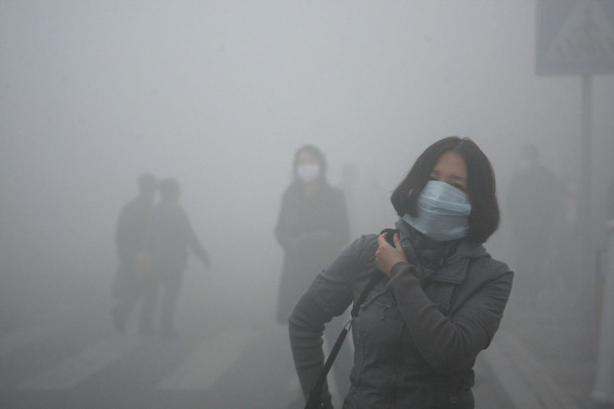 <p class="Normal"> Cô gái trong khói bụi ở Bắc Kinh, nơi mà ô nhiễm hạt nhỏ cao gấp 40 lần so với tiêu chuẩn an toàn quốc tế. </p>