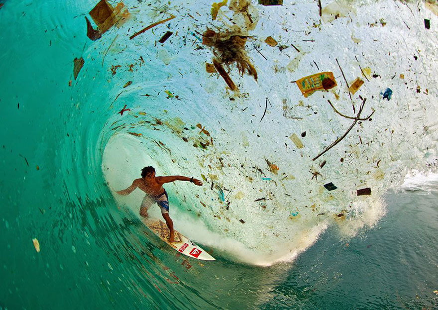 <p class="Normal"> Lướt trên đợt sóng đầy rác thải ở Java, Indonesia - hòn đảo ô nhiễm nhất thế giới. </p>