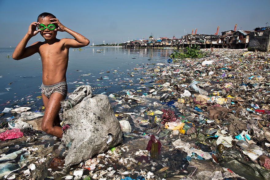 <p class="Normal"> Mỗi buổi sáng cậu bé nhặt rác nhựa có thể tái chế để bán kiếm tiền phụ giúp gia đình. </p>
