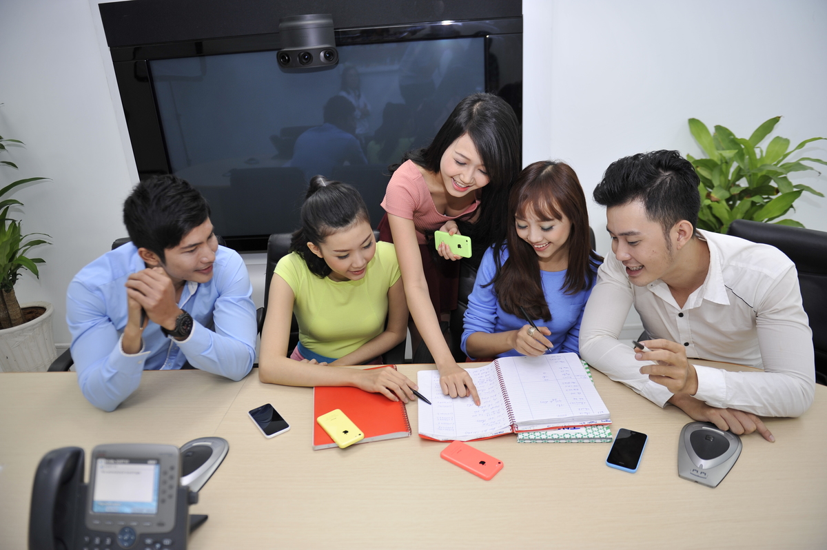<p> Trong một phòng họp telepresence của FPT Tân Thuận. Tòa nhà có rất nhiều phòng họp để CBNV các công ty thành viên có thể họp với đồng nghiệp, đối tác ở Hà Nội hay khắp nơi trên thế giới.</p>