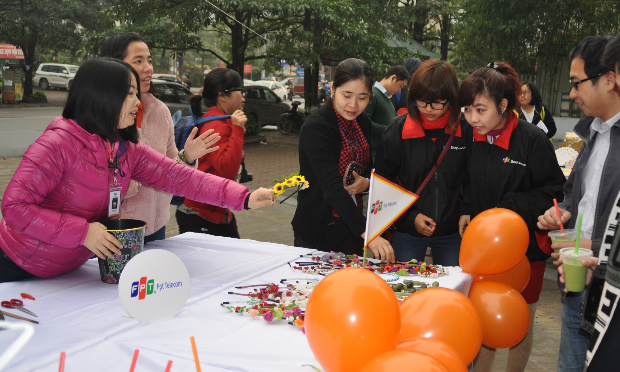 Phó TGĐ FPT Telecom Vũ Mai Hương bán hàng gây quỹ thiện nguyện trong ngày FPT Vì cộng đồng 13/3.