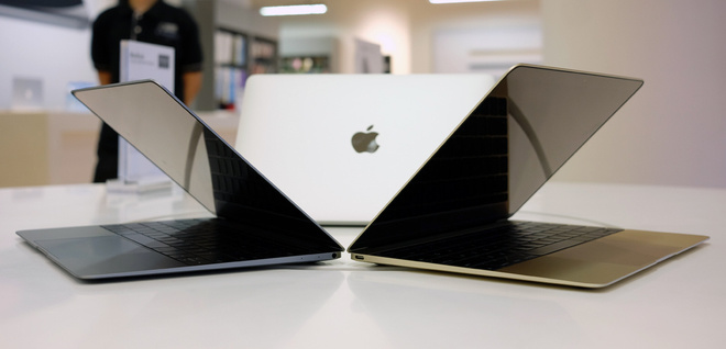 <p> MacBook 12 inch có độ mỏng 13,1 mm cùng trọng lượng 0,9 kg. </p>