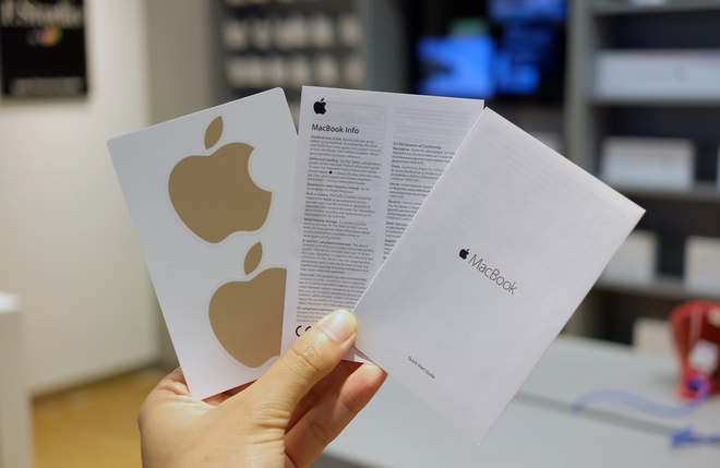 <p style="text-align:justify;"> Ngoài nhận biết màu sắc ngay từ vỏ hộp, Apple còn tặng kèm các miếng dán logo quả táo cắn dở với đúng màu sắc của máy. </p>