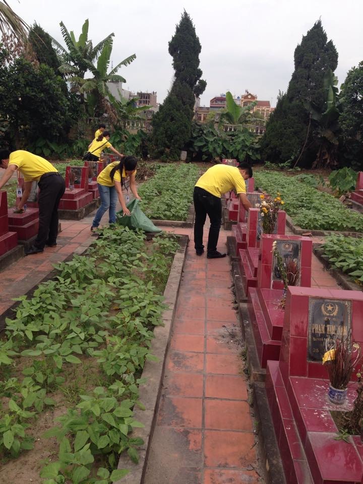<p> Và tham gia dọn dẹp, làm cỏ ở nghĩa trang liệt sĩ TP Hưng Yên.</p>
