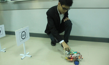 Sinh viên FPT chế robot giúp giảm tai nạn giao thông
