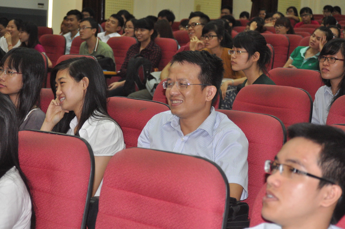 <p> Tân Giám đốc hoạt động FPT Hoàng Việt Hà cũng đến tham dự chương trình. Mặc dù không được theo dõi từ đầu nhưng anh nhận xét, thông tin mà các diễn giả chia sẻ rất thú vị và hữu ích.</p>