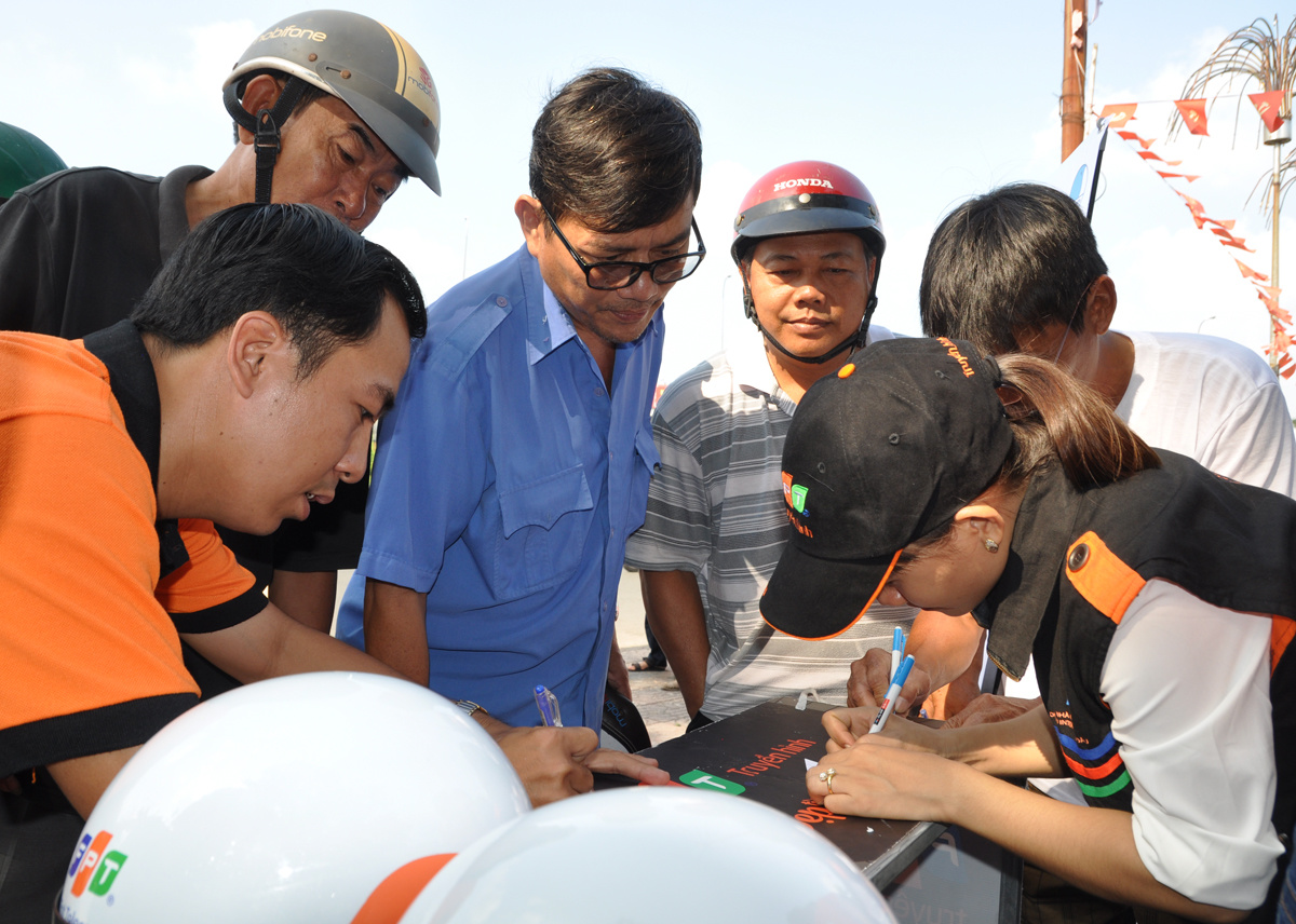 <p> Anh Doãn Giang Nam (ngoài cùng bên trái), Giám đốc Văn phòng giao dịch Củ Chi, phụ giúp đồng nghiệp ghi thông tin cho người dân.</p>