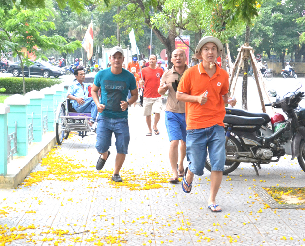 <p> Thành phố Huế được tô thêm vẻ đẹp bằng những con đường trải đầy hoa, tiếp thêm sức mạnh để các đội nhanh chân về đích.</p>