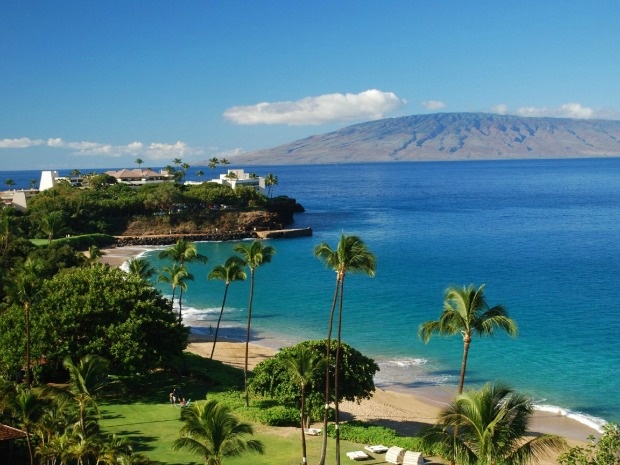 <p class="Normal"> <strong>2. Maui (Mỹ)</strong></p> <p class="Normal" style="text-align:justify;"> Đây là hòn đảo lớn thứ hai của quần đảo Hawaii. Hai bạn có thể đạp xe qua công viên quốc gia Haleakala đẹp như tranh vẽ ở Maui hoặc đi dọc những bãi cát mềm Wailea. Và nếu như bao nhiêu đó vẫn chưa đủ gây ấn tượng với bạn về thiên nhiên tráng lệ của Maui, hãy cùng người bạn đời đến Hana để chiêm ngưỡng vẻ ấn tượng của những thác nước cùng những cánh rừng nhiệt đới tươi đẹp nơi đây.</p>