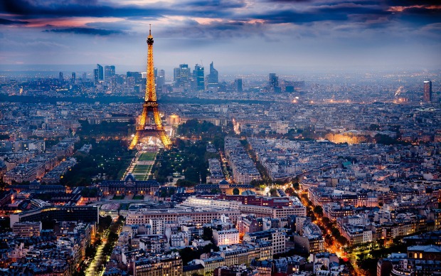 <p> <strong>10.<span style="color:rgb(0,0,0);line-height:20px;"> Paris (Pháp)</span></strong></p> <p class="Normal" style="text-align:justify;"> Có nhiều lý do khiến Paris được gọi là “Thành phố tình yêu”. Các bạn có thể tản bộ lãng mạn dọc sông Seine, tham quan bảo tàng Louvre, thưởng thức những món bánh ngọt ngon tuyệt, hoặc chỉ đơn giản là lang thang qua những khu vực hành chính quyến rũ. Và quan trọng hơn, trong một thành phố quyến rũ như vậy, hai bạn sẽ thấy lãng mạn hơn, và yêu nhau nhiều hơn. </p>