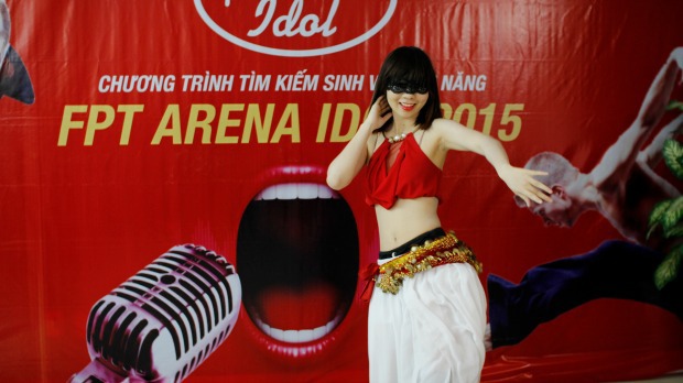 <p> Hoàng Thu Thảo (FPT Polytechnic) khuấy động cuộc thi với màn biểu diễn kết hợp belly dance và sexy dance. Tiết mục đã làm "nóng" hội trường với những tiếng vỗ tay không ngớt từ các khán giả. </p>