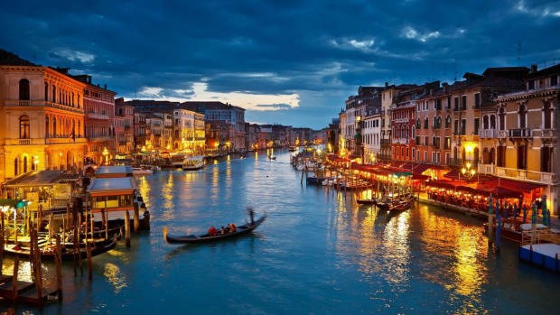 <p> <strong>6. <span style="color:rgb(0,0,0);line-height:20px;">Venice (Italy)</span></strong></p> <p class="Normal" style="text-align:justify;"> Venice là một trong những thành phố nổi tiếng lãng mạn nhất thế giới. Từ những công trình kiến trúc tuyệt mỹ đến những sàn diễn opera tráng lệ, vẻ lãng mạn càn quét khắp các ngõ ngách của thành phố này.</p>