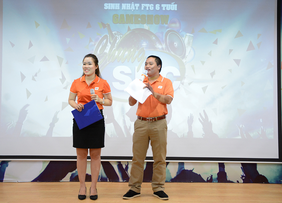 <p style="text-align:justify;"> Phạm Ngọc An và Nguyễn Hữu Huy là hai MC "cây nhà lá vườn" dẫn dắt chương trình trong lần đầu "lên sóng" tại FPT Trading HCM. </p>