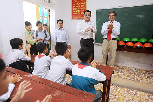 <p> Phó Chủ tịch chuyên trách Uỷ ban ATGTQG Khuất Việt Hùng và TGĐ FPT Bùi Quang Ngọc đến thăm và tặng quà tại hai trong số nhiều lớp học của trường THCS Quang Thiện.</p>
