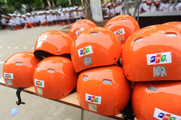 <p> Mũ bảo hiểm do FPT trao tặng đạt chuẩn do thương hiệu Protec sản xuất. Mũ gồm các màu xanh, đỏ thẫm, cam, trắng và ghi nhạt. Ngoài Ninh Bình, dự kiến trong năm 2015, FPT sẽ trao tặng 10.000 mũ bảo hiểm cho học sinh các trường trên toàn quốc.</p>