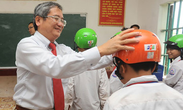 FPT trao tặng 1.000 mũ bảo hiểm cho trẻ em Ninh Bình