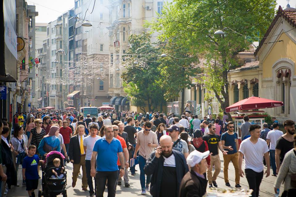 <p style="text-align:justify;"> Istiklal, con phố đi bộ nổi tiếng xinh đẹp theo phong cách Paris, có thể được xem là trung tâm buôn bán sầm uất của Istanbul. Nơi đây có rất nhiều cửa hàng, quán bar, cà phê, nhà hàng, rạp chiếu phim và chợ bán đồ đắt tiền lẫn rẻ tiền… Với chiều dài con phố tầm 3 km, du khách sẽ mê mệt với những món đồ bày bán ở đây.</p>