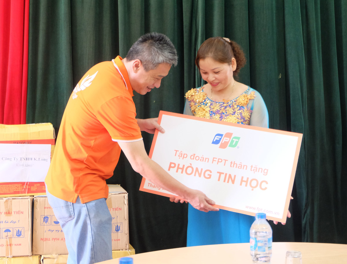 <p> Anh Lê Đình Lộc, đại diện FPT trao tặng phòng máy tính với 10 máy kết nối mạng cho Hiệu trưởng trường THCS Bình Yên Đỗ Thị Huệ. THCS Bình Yên là trường cuối cùng ở huyện Sơn Dương có phòng máy tính. </p>