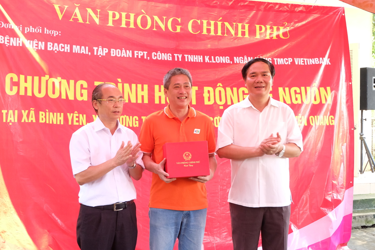 <p> Đại diện Văn phòng Chính phủ tri ân FPT về đóng góp của tập đoàn cho nhân dân xã Bình Yên, Lương Thiện.</p>