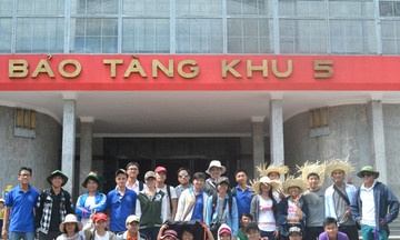 Người Phần mềm thăm Bảo tàng Hồ Chí Minh
