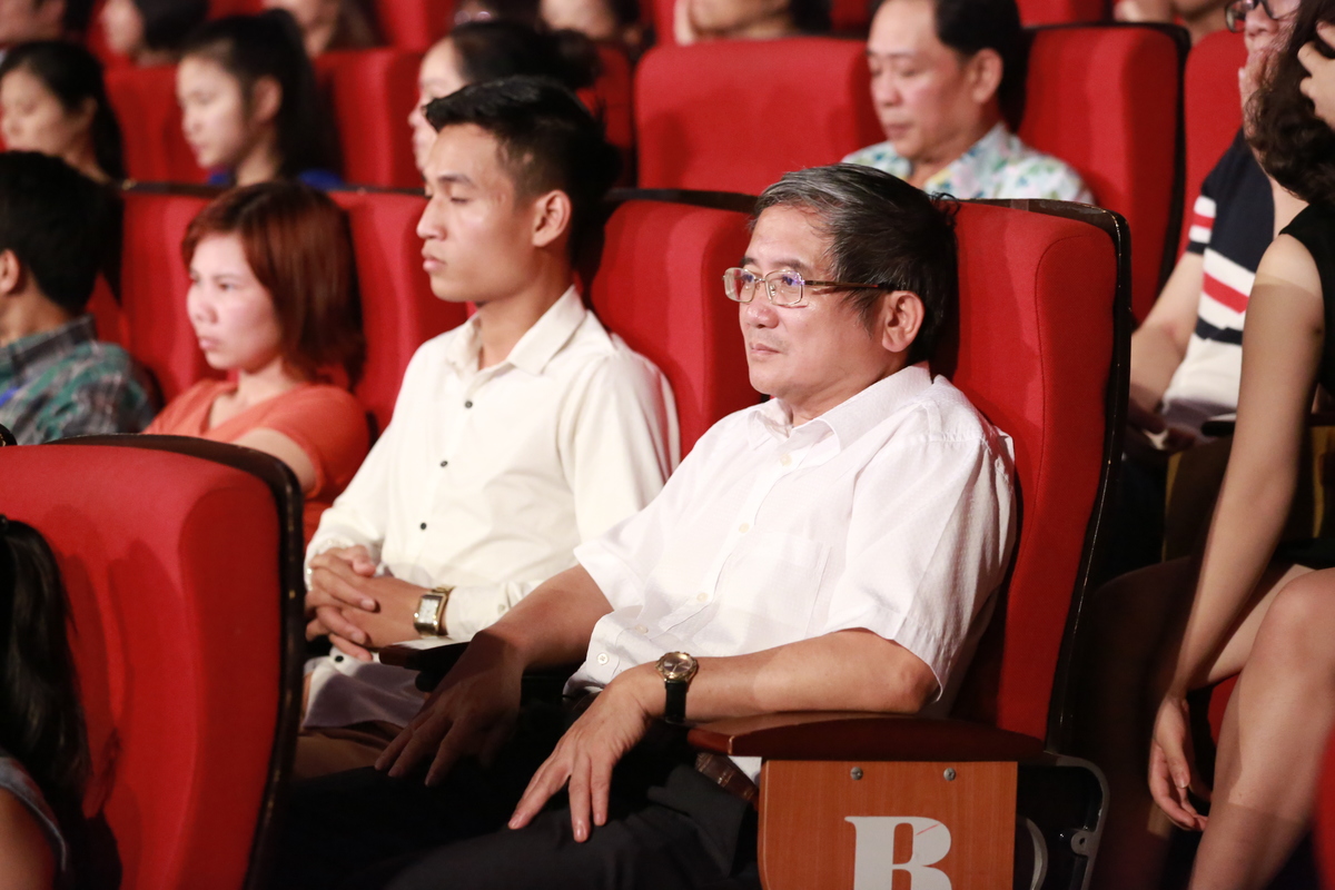 <p> Trên hàng ghế khán giả, anh Bùi Quang Ngọc, TGĐ FPT lặng lẽ ngồi giữa người FPT chăm chú theo dõi chương trình.</p>