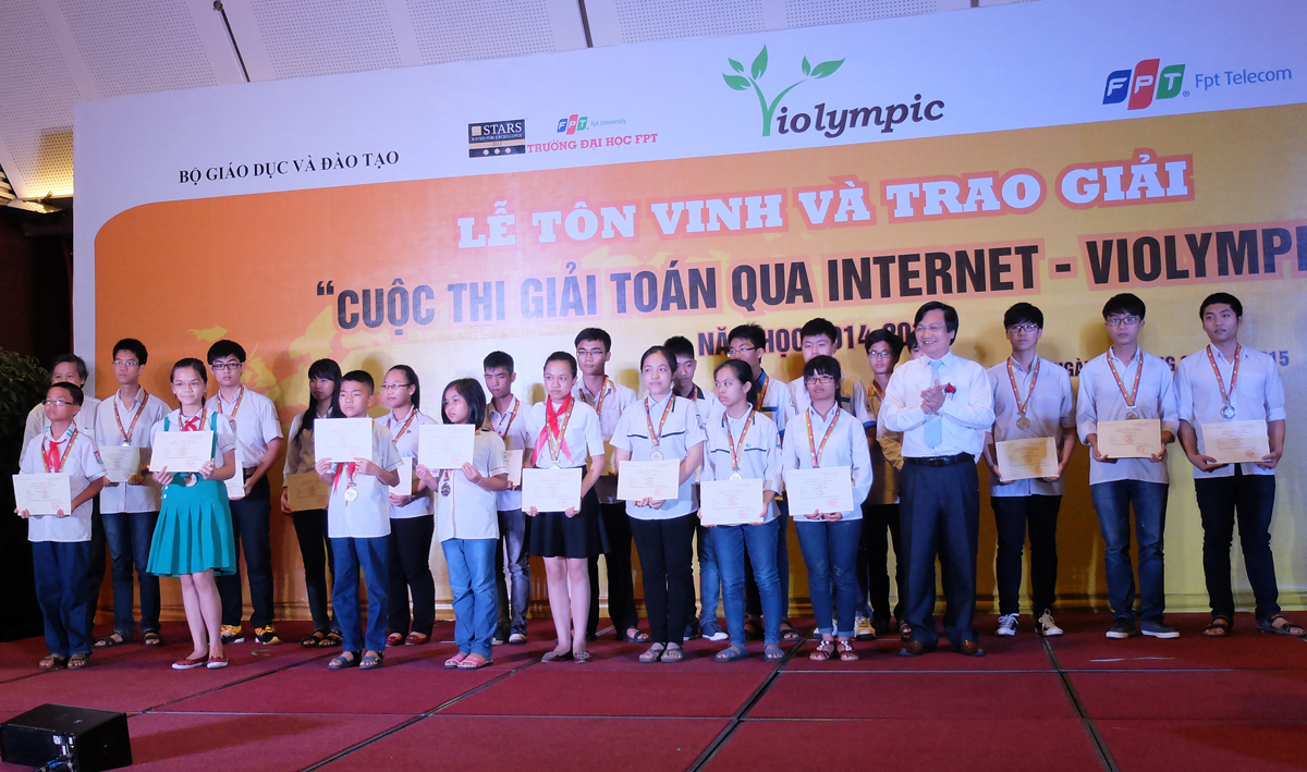 <p> Thể hiện trách nhiệm xã hội bền bỉ thông qua việc tổ chức các cuộc thi trong suốt 7 năm tại hầu hết các tỉnh thành từ Bắc chí Nam, nhằm gây dựng phong trào học Toán, nhân rộng và phát triển niềm đam mê Toán học cũng như hiểu biết về công nghệ, tính tới nay ViOlympic đã trở thành cuộc thi giải toán qua Internet lớn nhất Việt Nam. Trong 7 năm qua, ViOlympic đã thu hút được 20 triệu thành viên và lan tỏa tới hơn 700 huyện thuộc 63 tỉnh thành trên cả nước.</p>