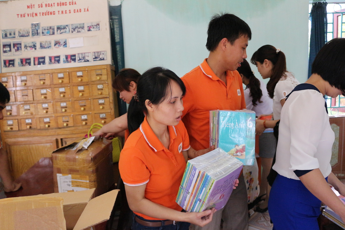 <p> CBNV FPT Telecom đã có mặt tại trường THCS Cao Xá từ sáng sớm để sắp xếp tủ sách mới cho các em học sinh. Đây là chuyến thiện nguyện thứ 2 tại Phú Thọ của đơn vị. </p>
