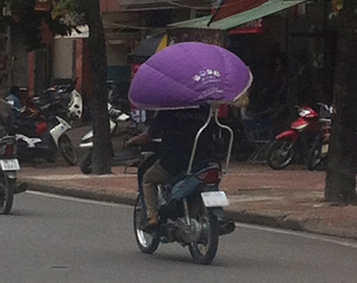 <p class="Normal"> Siêu xe hai bánh, che nắng che mưa ở Việt Nam.</p>