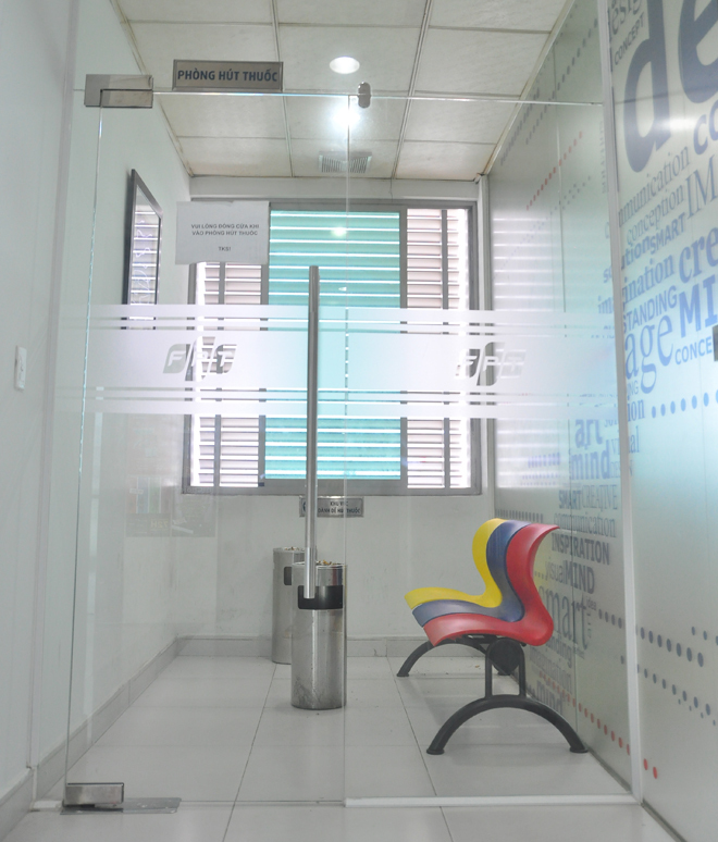 <p> Tại tòa nhà FPT Tân Thuận, Ban quản lý bố trí các phòng nhỏ ở cuối hành lang mỗi tầng dành cho CBNV muốn hút thuốc. Mỗi phòng được làm kín bằng cửa kính, có hàng ghế và thùng rác inox. Khói thuốc sẽ thoát ra lối cửa sổ qua bên ngoài.</p>