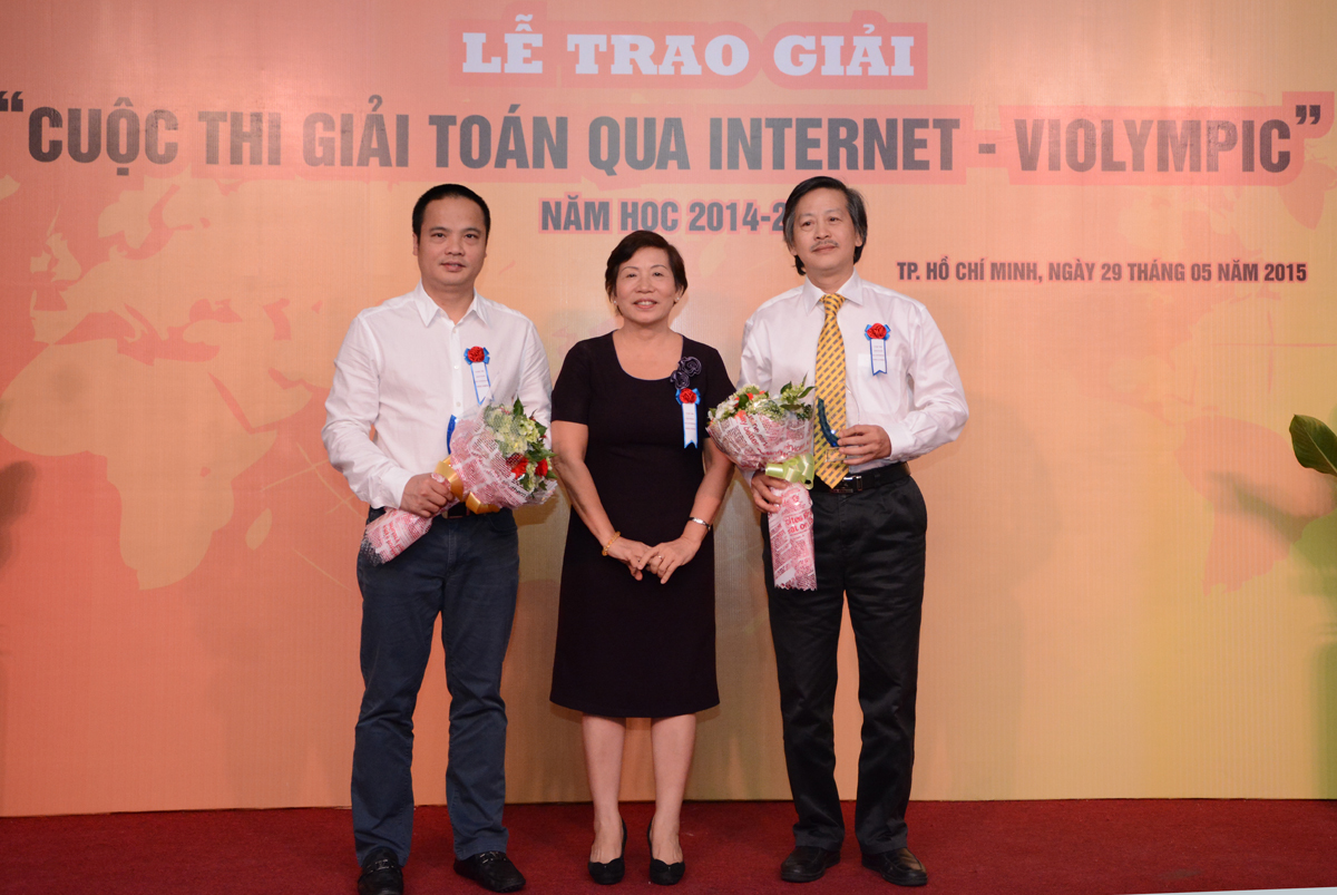 <p> Chị Trương Thanh Thanh tặng hoa và gửi lời cảm ơn sâu sắc đến FPT Telecom và Bảo Việt - hai nhà tài trợ đã đồng hành với ViOlympic suốt những năm qua.</p>