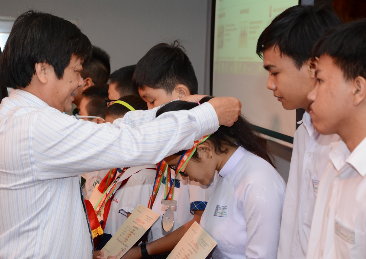 <p> Phó Hiệu trưởng ĐH FPT Trần Ngọc Tuấn trao huy chương và giấy chứng nhận cho các em học sinh đoạt giải. Năm học 2014-2015, gần 5 triệu học sinh trên toàn quốc đã tham gia ViOlympic, tăng gấp 3 lần so với năm trước, tổng số học sinh đoạt giải là gần 2.000 em. </p>