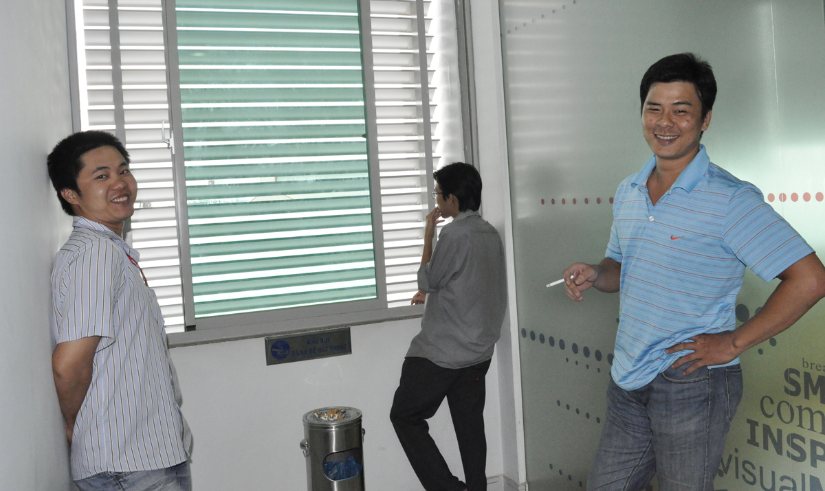 <p> Theo anh Nguyễn Duy Phong (trái), Khối Kinh doanh FPT Online, mỗi ngày anh chỉ hút khoảng 2-3 lần. "Chủ yếu ra đây thư giãn", anh nói khi đứng tại khu vực hút thuốc của tòa nhà.</p>