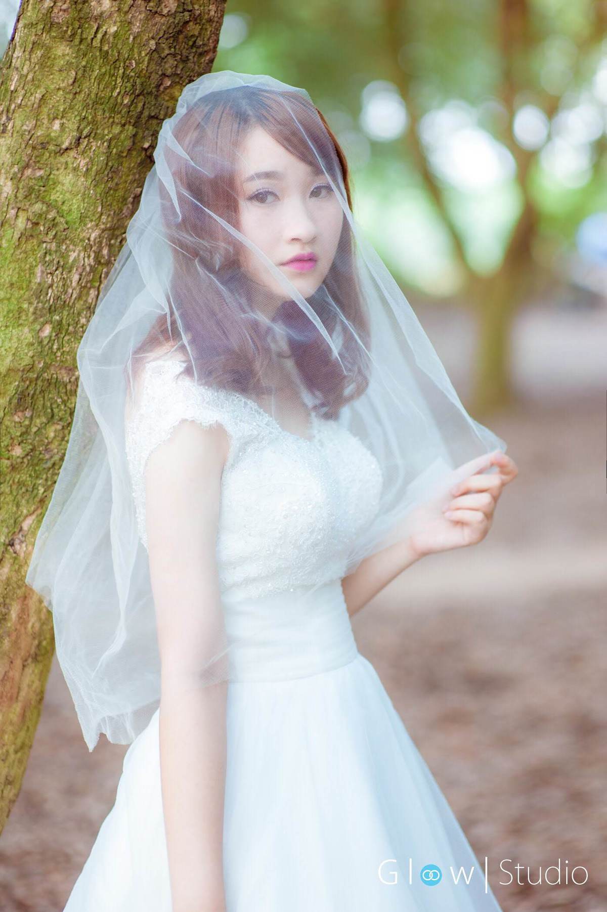 <p> Rất thích màu sắc tinh khôi của áo cưới, cô đã thực hiện bộ ảnh cô dâu tại vườn nhãn.</p>