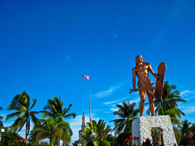 <p class="Normal" style="text-align:justify;"> Đền Lapu-Lapu là một tượng đài bằng đồng cao hơn 20m trên đảo Mactan để ghi công các thủ lĩnh người bản địa đã lãnh đạo người dân Cebu chiến thắng quân Tây Ban Nha, dẫn đầu là Ferdinand Magellan trong trận Mactan. Ngay liền kề đó là đền Magellan, vị trí được cho là nơi Magellan đã bị giết bởi chính thủ lĩnh Lapu Lapu. </p>