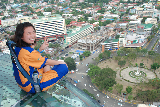 <p class="Normal" style="text-align:justify;"> Skywalking là một trong những trò mạo hiểm trên tòa nhà cao nhất Cebu. Ở tầng 40, bạn sẽ trải qua cảm giác sợ hãi, thích thú rồi thèm thuồng với các trò như skywalking (đi bộ trên không), edge coaster (xe trượt nghiêng chạy quanh tòa nhà), sky lift (bay giữa hai tòa nhà chọc trời). </p>