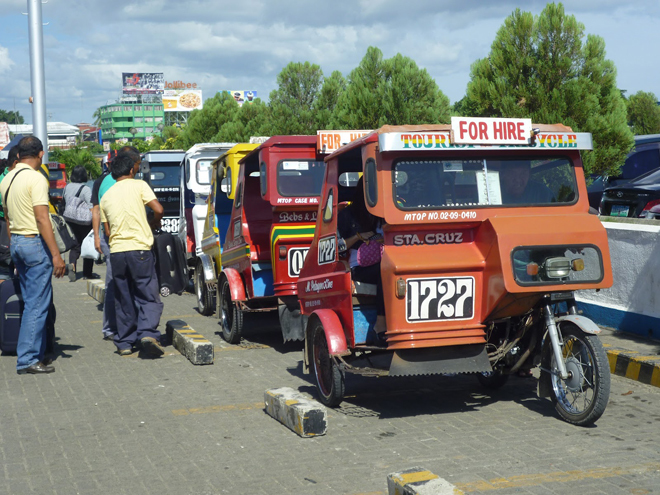 <p class="Normal" style="text-align:justify;"> Trên đảo, phương tiện đi lại thuận tiện nhất là tricycle (xe ba bánh - ảnh), jeepney hoặc taxi. Riêng xe Jeepney sẽ dừng ở các trạm như bus. Bạn cũng có thể bắt xe giữa đường, tương tự như taxi hay tricycle. </p>