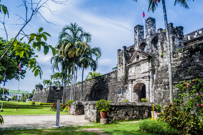 <p class="Normal" style="text-align:justify;"> San Pedro là pháo đài hình tam giác lâu đời nhất ở Philippines, được xây dựng năm 1738, có cấu trúc phòng thủ quân sự, đồng thời là nơi trú ẩn cho những nhà cách mạng Philippines. Hiện nay, pháo đài là một công viên lịch sử, có nhà hát ngoài trời, khu bảo tàng với các hiện vật được bảo quản nguyên vẹn như các văn bản tiếng Tây Ban Nha, tác phẩm điêu khắc và tranh vẽ...</p>