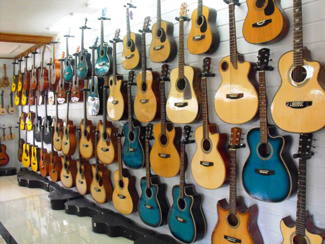 <p class="Normal" style="text-align:justify;"> Khi đến Philippines, người Tây Ban Nha đã đem theo đàn guitar truyền thống của họ và ngay lập tức chinh phục cư dân bản địa. Ở Cebu, bạn sẽ thấy ngay dấu ấn rõ nét của nhạc cụ này trong các lễ hội và thông qua số lượng xưởng sản xuất đàn khắp nơi. Vào bất kỳ xưởng nào, bạn cũng sẽ có cơ hội được nghe những bản nhạc từ đàn guitar, và nếu biết chơi, đừng ngại ngần thử nhé.</p>