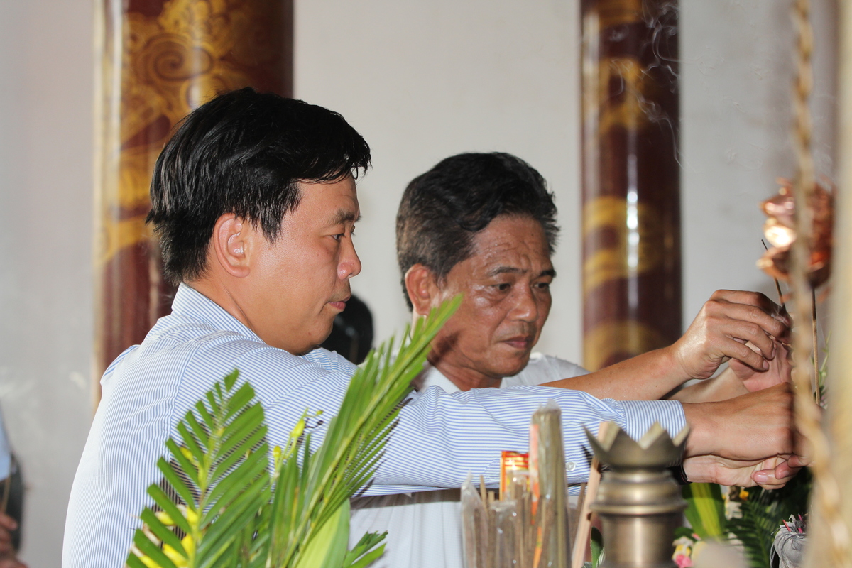 <p> Trong khuôn khổ chương trình, TGĐ FPT IS Phạm Minh Tuấn cùng các đại biểu đã đến dâng hương tại khu tượng đài Hồ Chí Minh, một điểm đến lịch sử quan trọng của huyện đảo Cô Tô.</p>