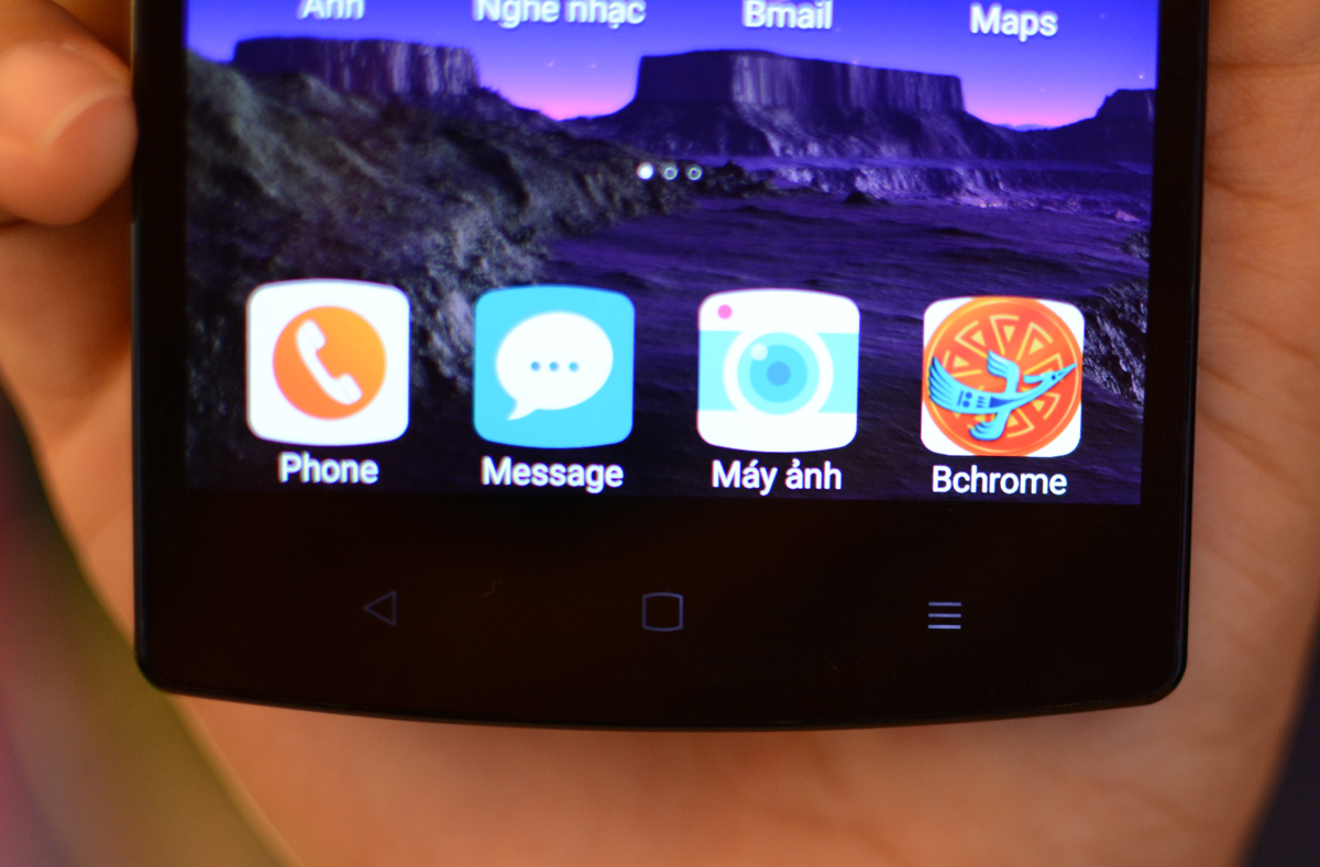 <p> Giống như nhiều mẫu smartphone chạy Android khác, ba phím cảm ứng của Bphone được bố trí ngoài màn hình. Trong khi đó, cụm loa thoại nằm cạnh trên của máy.</p>