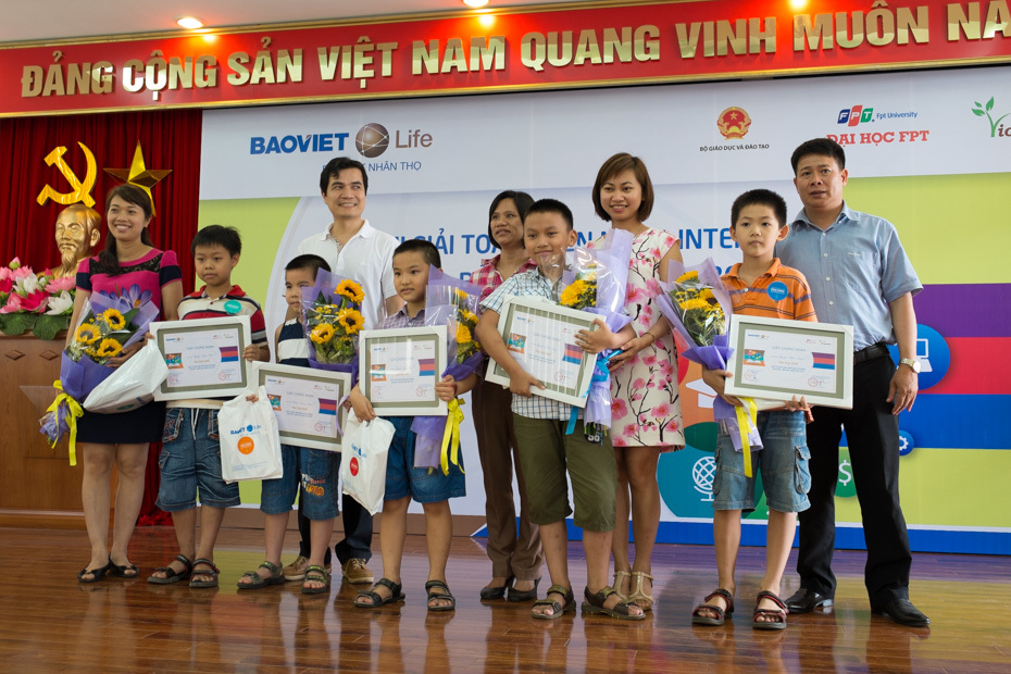 <p style="text-align:justify;"> Kết thúc buổi thi, Ban tổ chức trao giải cho các cháu xuất sắc nhất ở từng khối lớp. <span style="color:rgb(20,24,35);line-height:19.3199996948242px;">ViOlympic là cuộc thi cấp quốc gia về Toán học (Giải Toán bằng tiếng Việt và tiếng Anh) dành cho học sinh từ lớp 1 đến lớp 12 trên toàn quốc, bắt đầu được tổ chức từ năm 2008. Mỗi năm, số lượng thành viên đăng ký dự thi lên tới 11 triệu thành viên tham gia thi và học tập Toán online. Cuộc thi là sân chơi trí tuệ online duy nhất dành cho học sinh trên toàn quốc, thể hiện trách nhiệm xã hội của người FPT. Trong cuộc thi, Bộ Giáo dục và Đào tạo đóng vai trò chỉ đạo, FPT là đơn vị thực hiện tất cả công đoạn liên quan thi cử, nội dung, đề thi, thành lập hội đồng thi...</span></p>