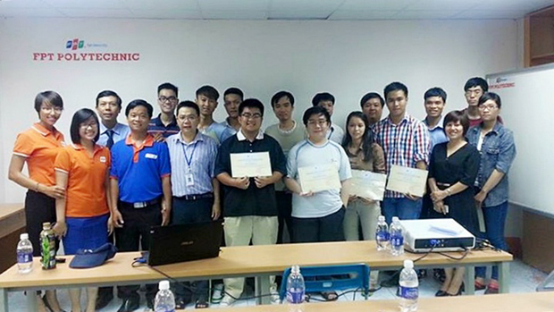 10 sinh viên xuất sắc của Cao đẳng thực hành FPT Polytechnic Hồ Chí Minh đã được công ty FPT Software Hồ Chí Minh trao chứng chỉ.