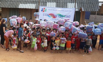 FPT IS tặng quà cho trẻ em nghèo Yên Bái