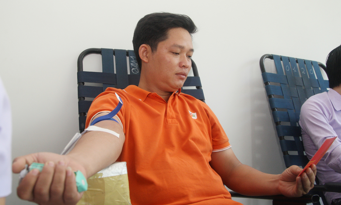 <p> Trước đó, ngày 13/3, trong chuỗi sự kiện "Ngày FPT vì cộng đồng", người FPT toàn quốc đã hiến 625 đơn vị máu. Toàn bộ số máu của người FPT hiến đã được tặng cho bệnh nhân bị bệnh hiểm nghèo để họ có thể giành được cơ hội sống. Chương trình hiến máu diễn ra tại nhiều địa điểm như: Tòa nhà FPT Cầu Giấy - Hà Nội, FPT HCM, FPT Đà Nẵng...</p>