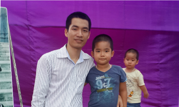 Anh Đinh Quang Minh cùng con trai. Ảnh: NVCC.