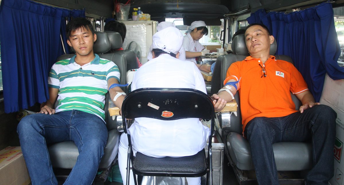 <p> Ngoài khu sảnh, Ban tổ chức còn bố trí xe hiến máu để đáp ứng nhanh nhất việc lấy máu giúp người FPT sớm có thể trở lại công việc.</p> <p> Trong năm 2014, toàn FPT đã có 1.711 lượt người tham gia hiến 2.040 đơn vị máu, đáp ứng nhu cầu cấp cứu và điều trị bệnh nhân tại các bệnh viện nơi tập đoàn đóng quân, góp phần đem lại hạnh phúc cho hàng nghìn gia đình bệnh nhân.</p> <p>  </p>