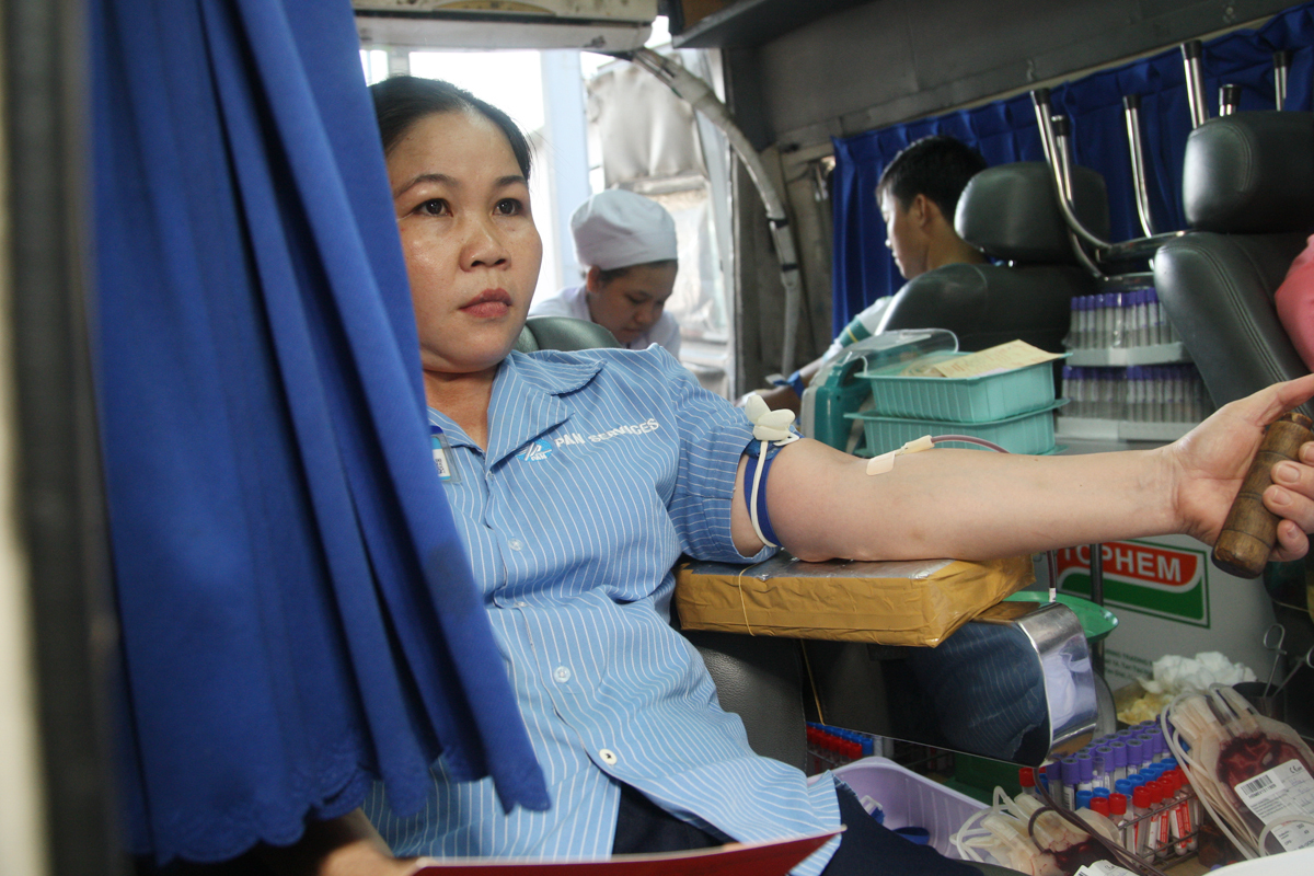 <p> Như những lần trước, Tiếp nguồn sinh khí lần thứ 28 cũng nhận được sự ủng hộ nhiệt tình của các nhân viên tạp vụ làm việc tại tòa nhà Tân Thuận. Mỗi đợt có khoảng 10 nhân viên tham gia hiến máu.</p>