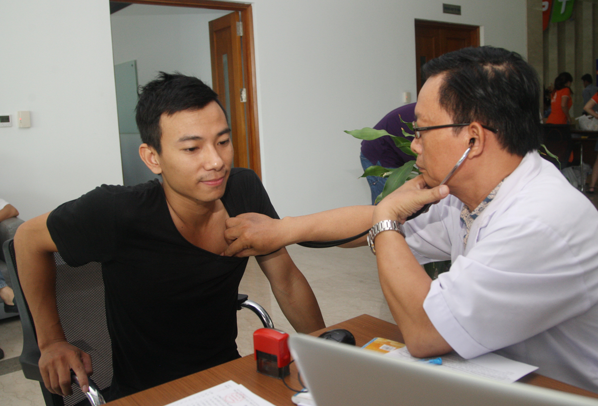 <p> Nguyễn Văn Thành, Truyền hình FPT, cũng tranh thủ đi làm sớm hơn thường ngày để hiến máu. Thành kể, trước đây anh từng hiến tại trường ĐH khi còn là sinh viên nhưng đây là lần đầu tham gia ngày hội Tiếp nguồn sinh khí của người FPT.</p>